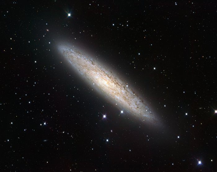 Laajan näkökentän näkymä galaksista NGC 253 VST-teleskoopilta