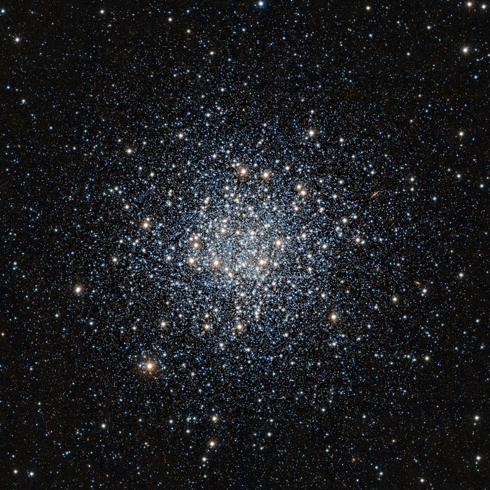 Infračervený snímek kulové hvězdokupy M 55 dalekohledem VISTA