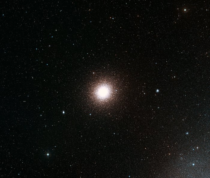 Laajan näkökentän näkymä taivaasta pallomaisen tähtijoukon 47 Tucanae ympärillä