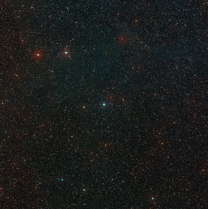 Vidvinkelbillede af himlen omkring den unge stjerne HD100546