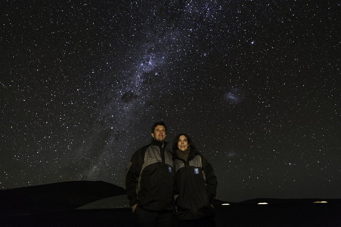 Das dänische Kronprinzenpaar bewundert den Nachthimmel über dem Paranal-Observatorium der ESO