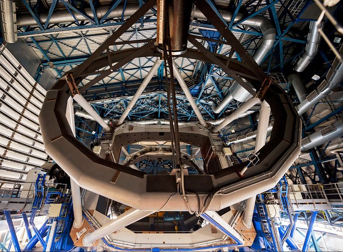 VLT-teleskoopin sisäosia esittävä kuvankaappaus IMAX® 3D -elokuvasta Hidden Universe