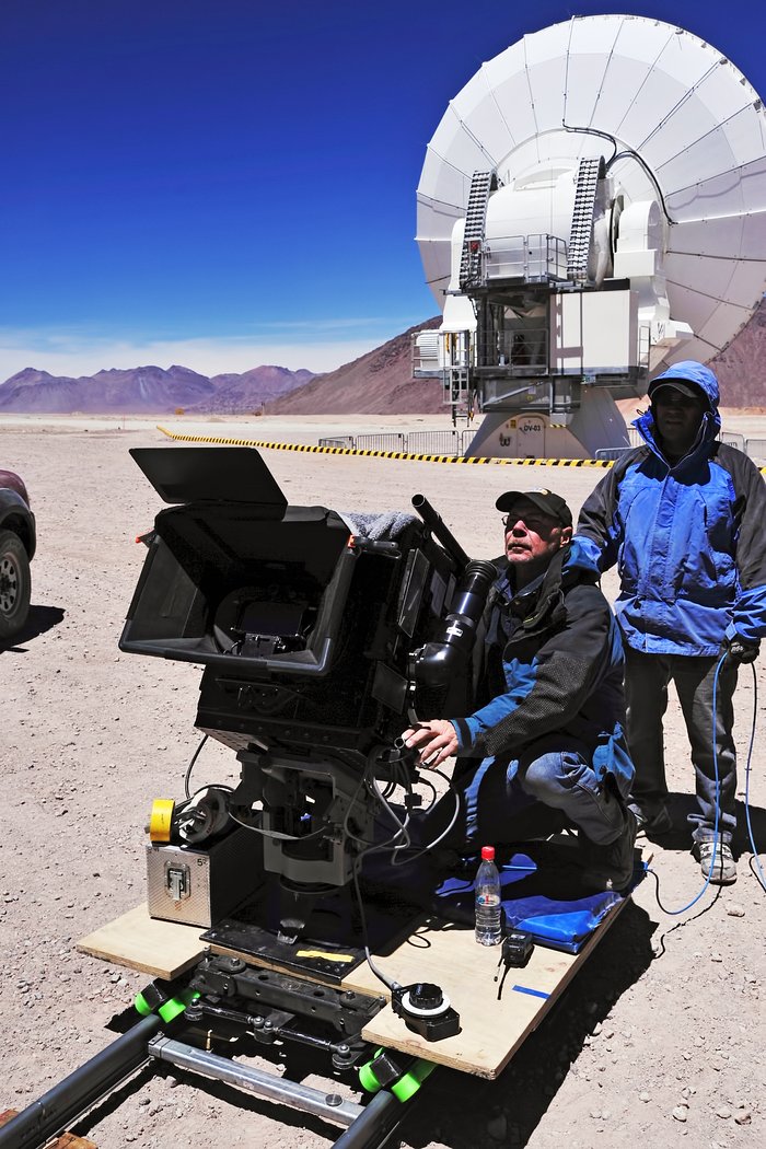 Malcolm Ludgate, director de fotografía de la película en IMAX® 3D Universo Oculto, con una cámara IMAX 
