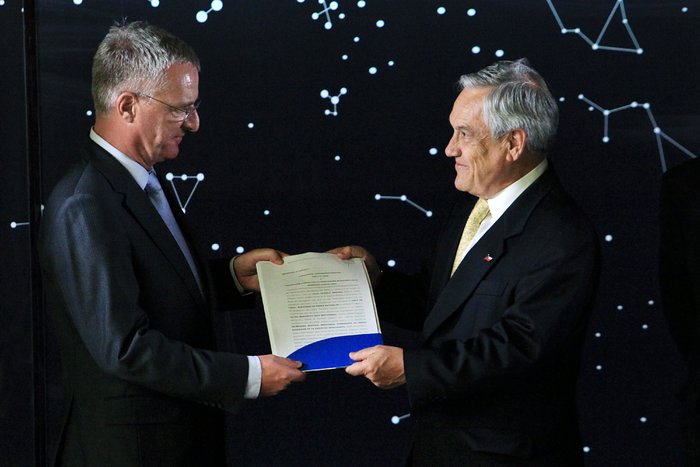 Der chilenische Präsident verkündet bei einem Besuch des Paranal die offizielle Übergabe des Geländes für das E-ELT