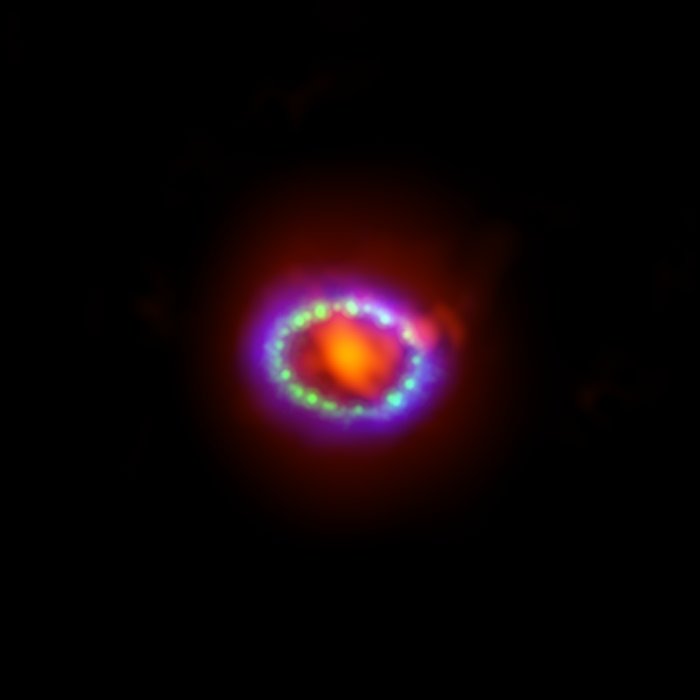 Složený snímek pozůstatků po explozi supernovy SN 1987A