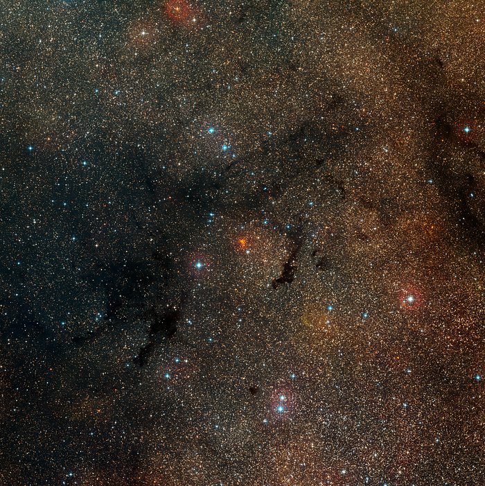 Širokoúhlý pohled na oblohu kolem hvězdokupy Westerlund 1