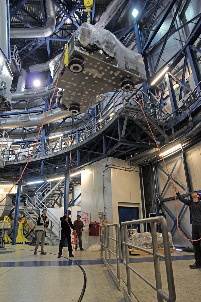 Het SPHERE-instrument wordt de koepel van Unit Telescope 3 van de VLT in gehesen