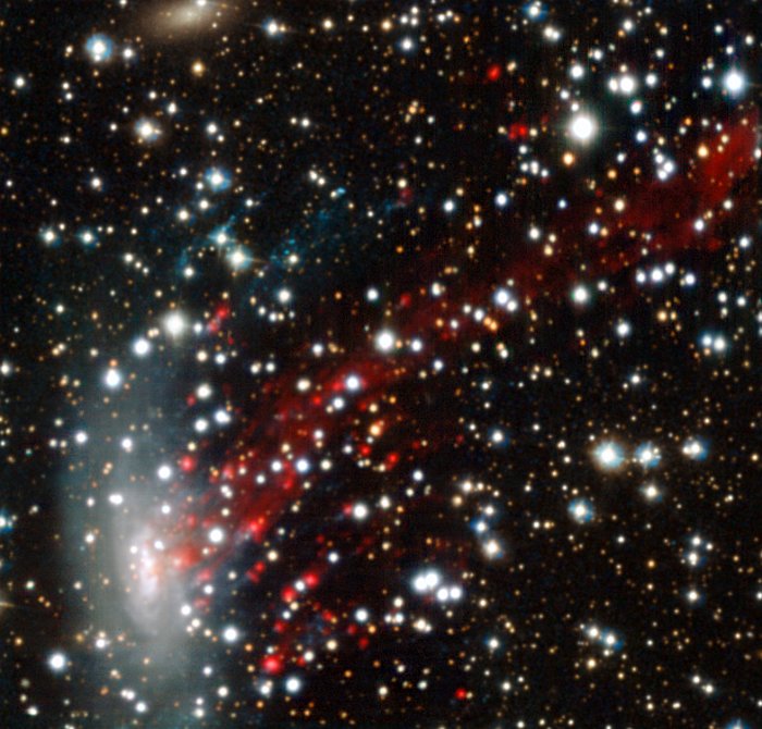 Imagen obtenida por el instrumento MUSE de la galaxia ESO 137-001, barrida por presión cinética.