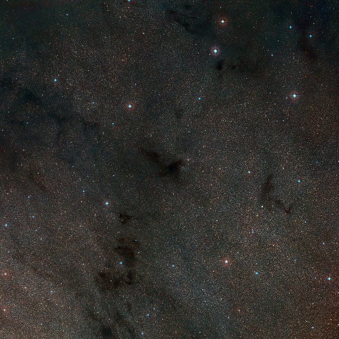 Overzichtsfoto van het hemelgebied rond de donkere nevel LDN 483