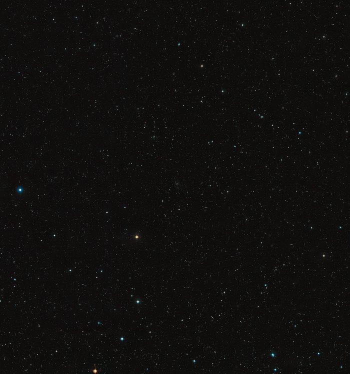 Širokoúhlý pohled na oblohu kolem bohaté galaktické kupy Abell 1689