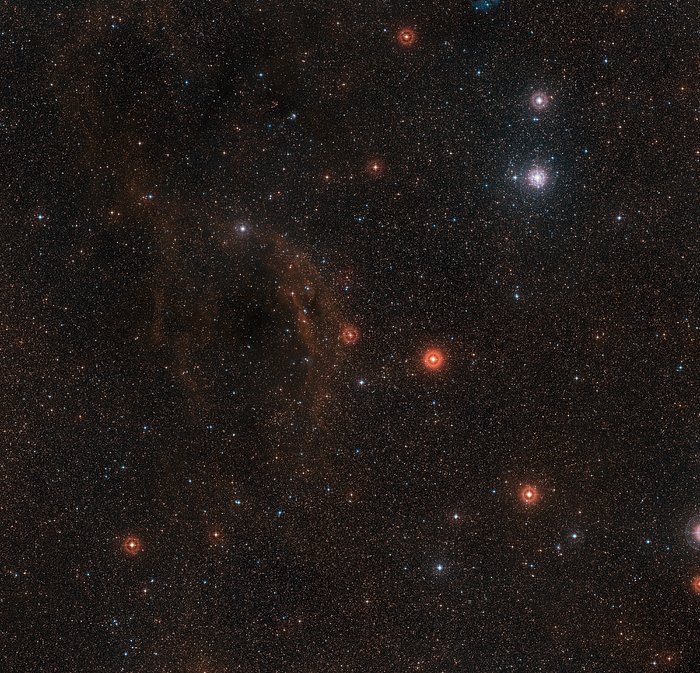 Širokoúhlý pohled na oblohu v okolí hvězdy VY Canis Majoris