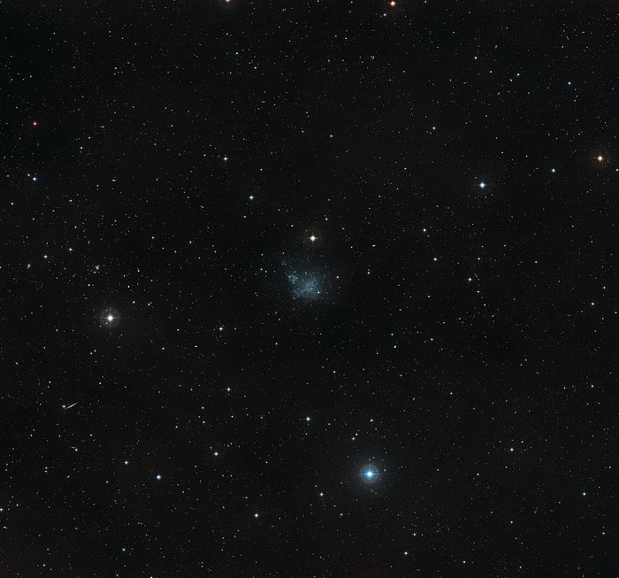 De hemel rond het dwergstelsel IC 1613