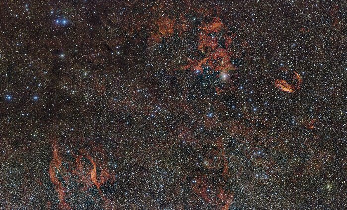 Le ciel qui entoure la région de formation d'étoiles RCW 106