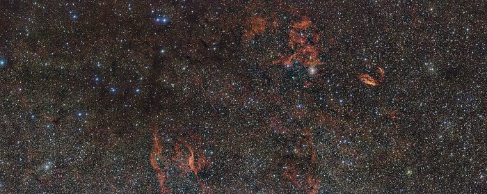 O céu em torno da região de formação estelar RCW 106 (imagem de grande angular)
