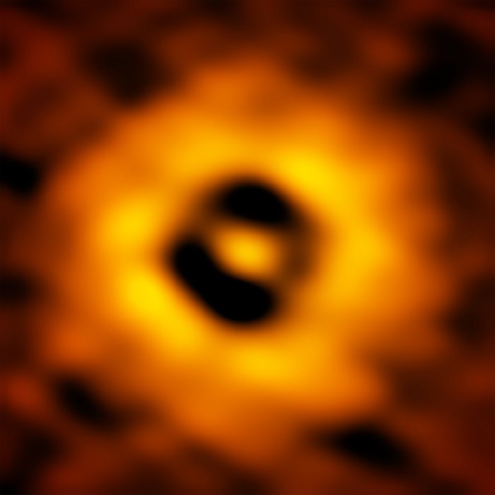 Vnitřní část protoplanetárního disku kolem hvězdy TW Hydrae na snímku ALMA