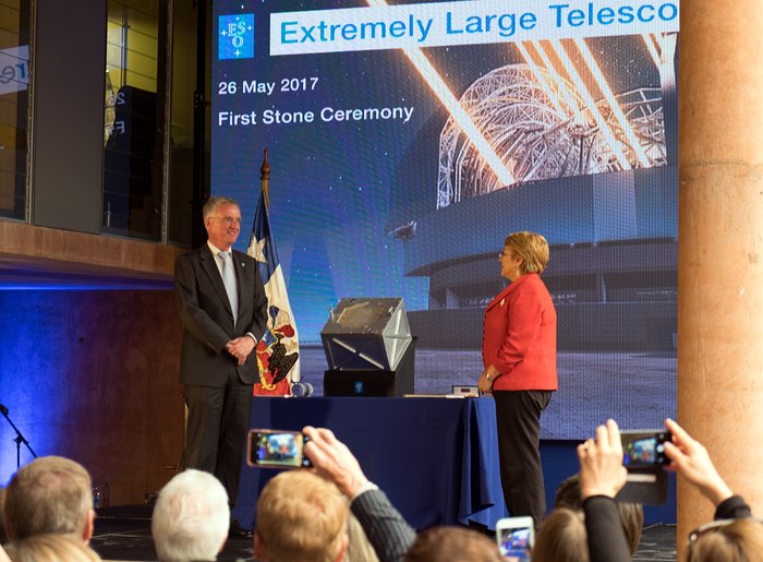 Prezidentka Chile, Michelle Bachelet, zapečeťuje časovou kapsli u příležitosti položení základního kamene dalekohledu ELT