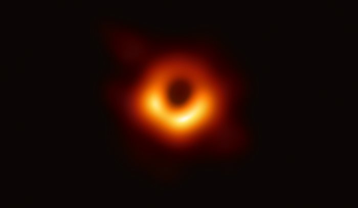 Første billede af et sort hul