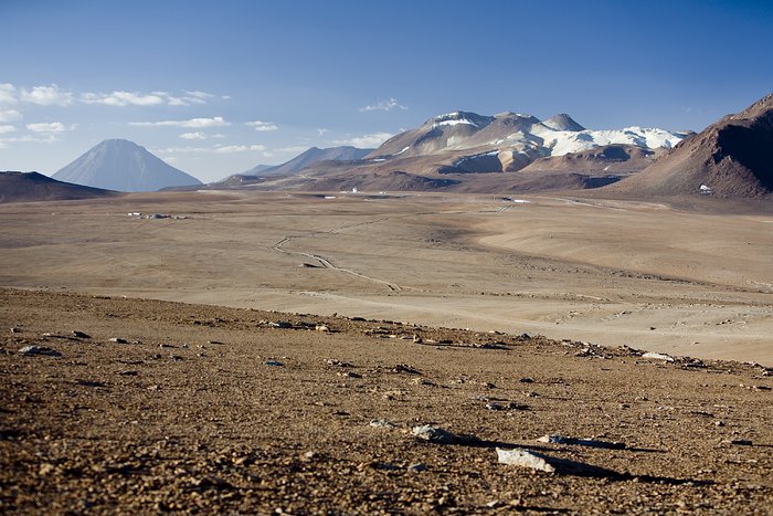 Chajnantor plateau, APEX and ALMA AOS