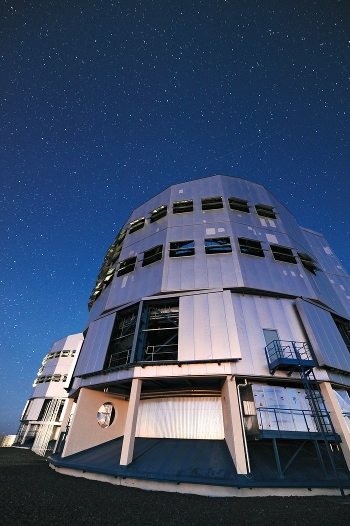A towering VLT Unit Telescope