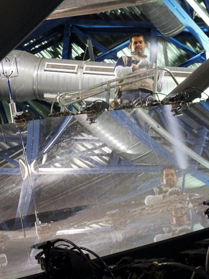 Cleaning the VLT's primary mirror