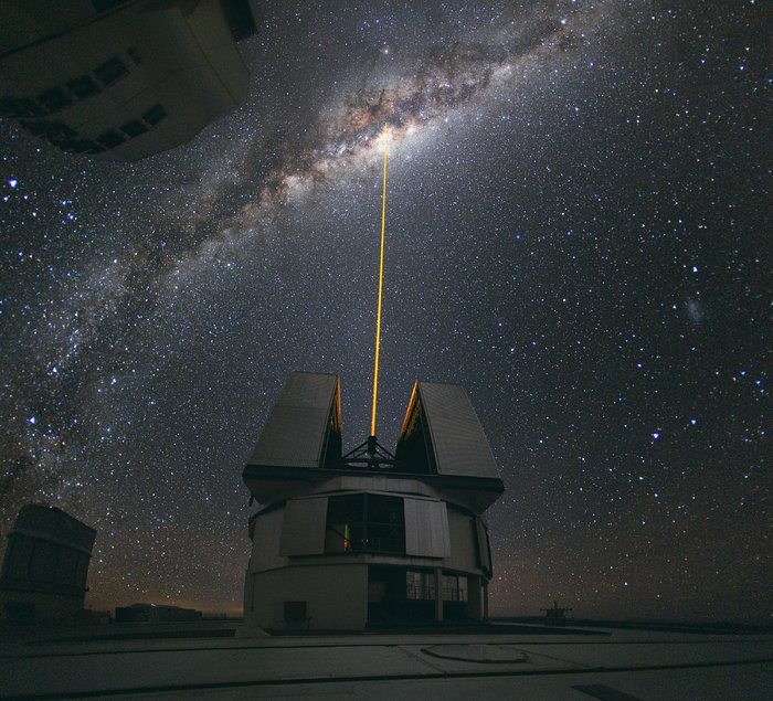 Een laserbundel gericht op het Melkwegcentrum