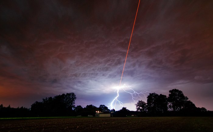 Laser na setkání s bleskem
