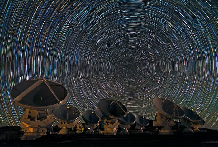 Las estrellas del sur dejan arremolinados trazos sobre ALMA