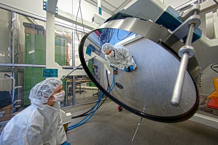 Espelho finíssimo a ser testado no ESO