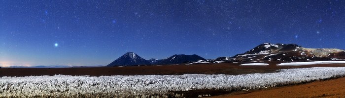 Un paisaje salpicado de nieve y estrellas