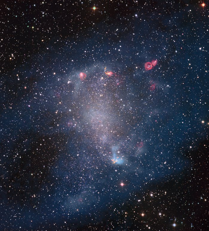 Nubi di gas che formano stelle in NGC 6822