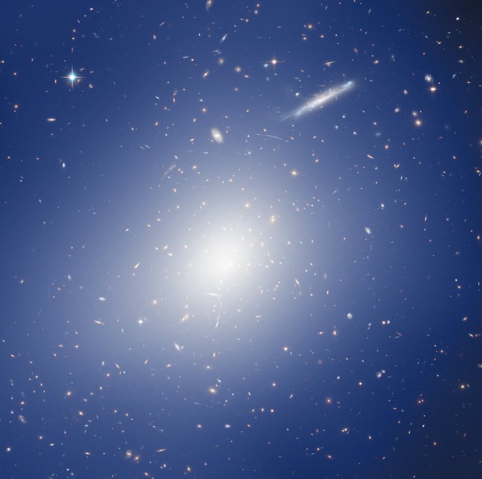 HAWK-I a Hubble zkoumají kupu galaxií o hmotnosti dvou biliard Sluncí
