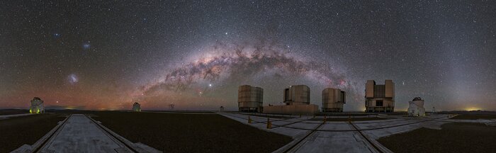 Un arc-en-ciel cosmique au-dessus du VLT