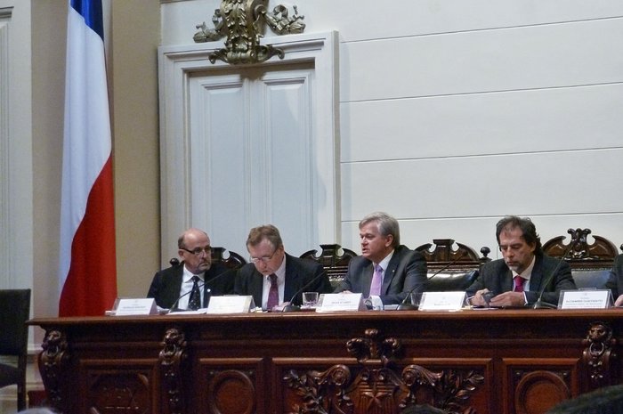 Brian Schmidt talks at the Chilean Senate