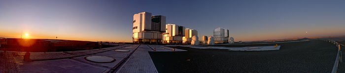 Panorama zachodu słońca nad Paranal