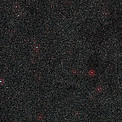 Visión de amplio campo de la región del cielo que rodea a la galaxia activa distante PKS 1830-211 