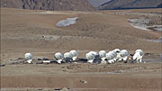 Vista lejana de las antenas de ALMA en Chajnantor
