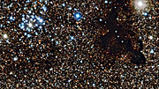 Panorâmica do enxame estelar NGC 6520 e da nuvem escura Barnard 86