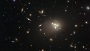 Imagen del cúmulo de galaxias Abell 3827 obtenida por el telescopio espacial Hubble