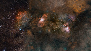 ESOcast 111 Light: VST gelingt Aufnahme von drei Nebeln auf einmal