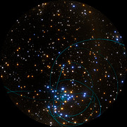 Vue pleine voûte des étoiles en orbite autour du trou noir situé au cœur de la Voie Lactée Cette vidéo pleine voûte figure des simulations des trajectoires d’étoiles orbitant à proximité du trou noir supermassif situé au centre de la Voie Lactée.
