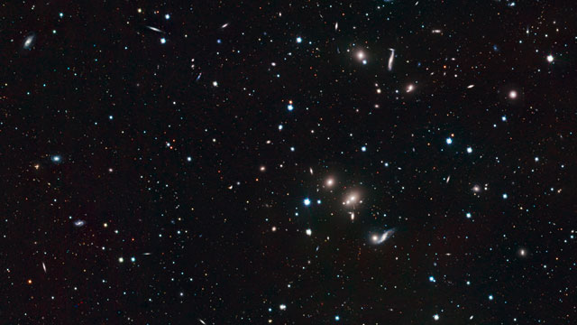 Una panoramica lungo l'ammasso di galassie di Ercole