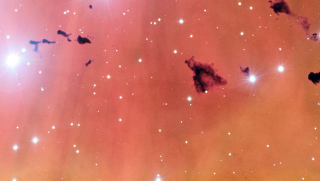 Szczegółowy widok gwiezdnego żłobka IC 2944 i globul Thackeraya