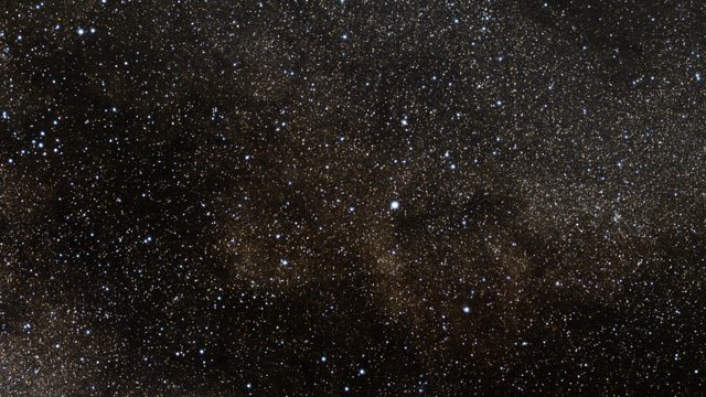 Zooma in mot den ovanliga planetariska nebulosan Henize 2-428