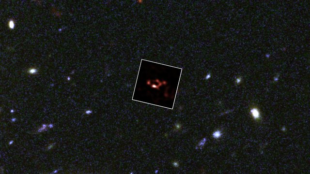 Zoom ind på den unge støvrige galakse A2744_YD4