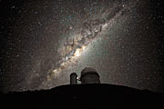 Linnunradan keskusta ja keskuspullistuma ESO:n 3.6-metrin teleskoopin yllä