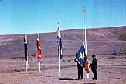 Chiles flag hejses ved åbningen af vejen til La Silla