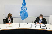 ESO Director General signing the partnership amendment with Australia