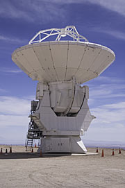 Antena de 12 metros de ALMA, fabricada por Mitsubishi Electric Corporation