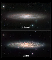 Comparación en luz infrarroja y visible de vistas de la Galaxia Escultor (NGC 253)