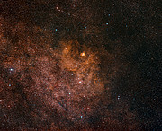 Vidvinkelvy av himlen omkring stjärnhopen NGC 6604